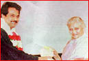 Jayaraj receiving the Golden Peacock from Delhi Chief Minister Sheila Dixit
